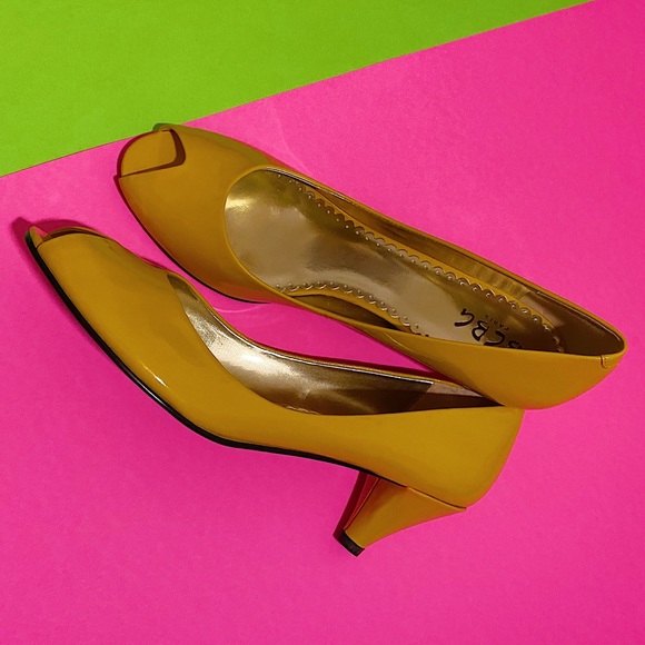 NWOT BCBG Mustard Yellow Genuine Patent Leather Heels Shoes Size 9 - Picture 1 of 5